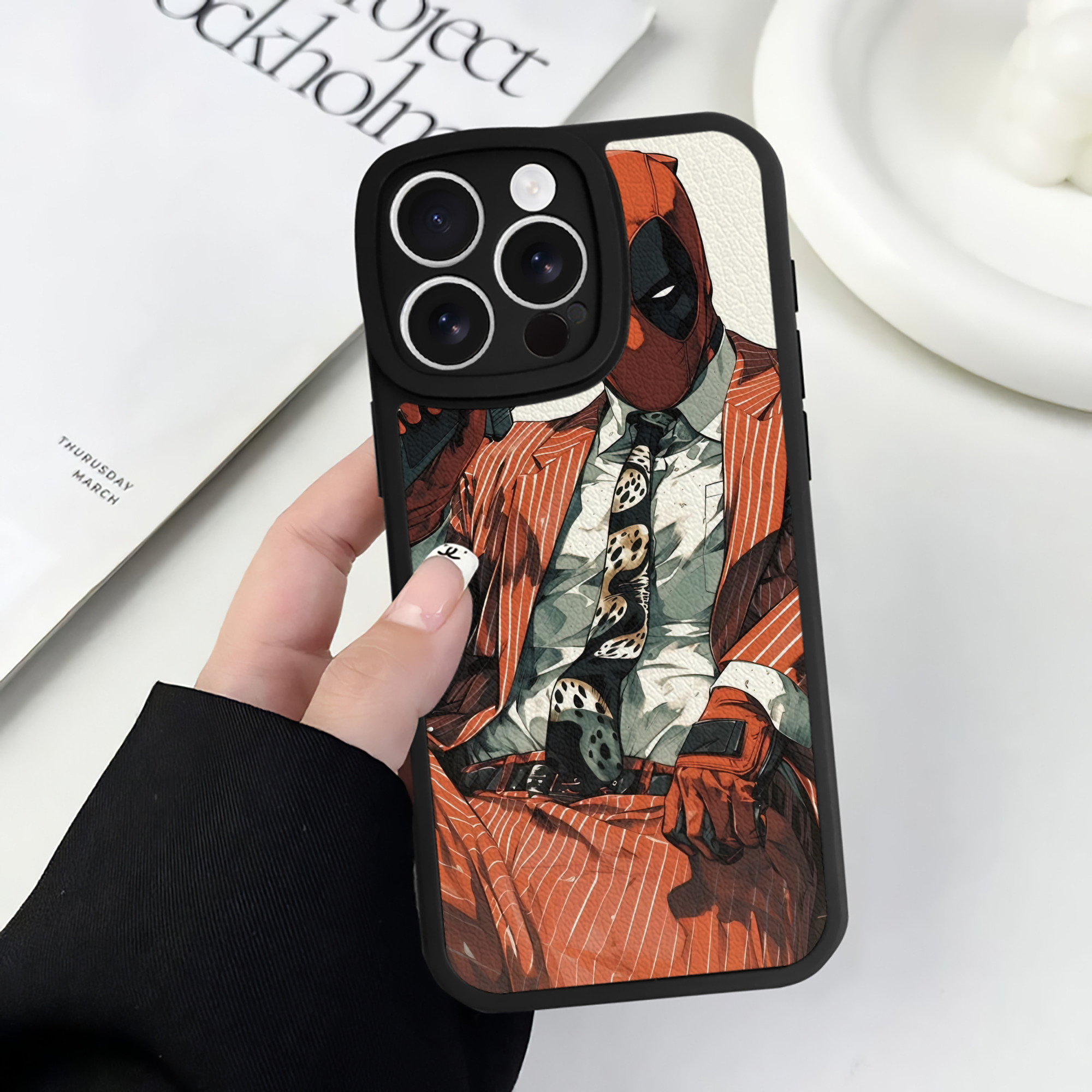 （画像用） Deadpool デッドプール 【iPhone 16シリーズ対応】シリコンスマホケース（レザー調） 材質：シリコン
